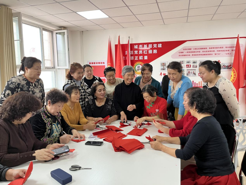 剪韻繪同心 康寧社區鄰里圍坐，巧手共剪幸福圖